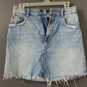 Zara distressed denim mini skirt size small 💙
